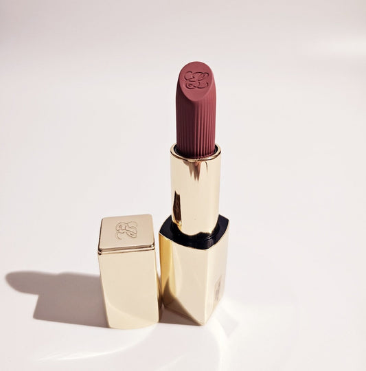 Estée Lauder Pure Color Matte Lipstick 828 In Control 3.5g 白色背景產品圖